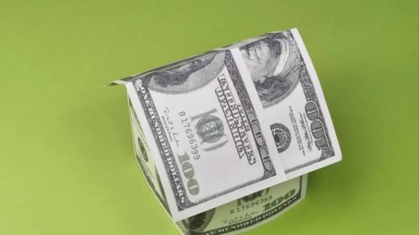 Hoge Hoek Uitzicht Huis Gemaakt Van Dollars Draaien Groene Achtergrond — Stockvideo