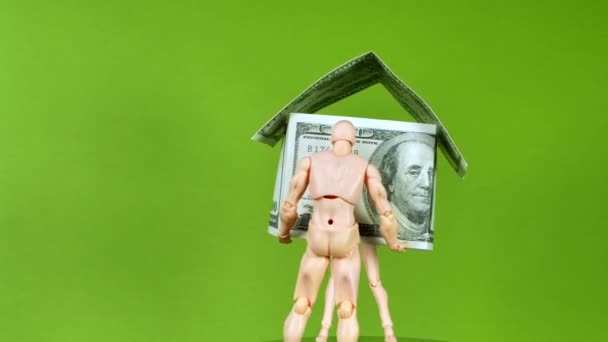 Peníze Koncept Zblízka Dřevěné Figurky Držící Dolarové Bankovky Zeleném Pozadí — Stock video