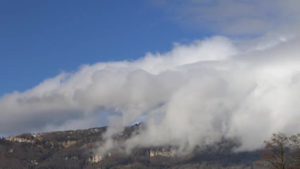 昼間の美しい白い雲と美しい山々の時間経過 — ストック動画