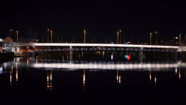 Una Vista Nocturna Sorprendente Arquitectura Iluminada Reflejada Agua Tranquila Solothurn — Vídeo de stock