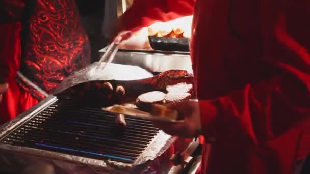 夜にグリルで肉を調理する人々の切り取られたショット ストリートフードの概念 — ストック動画