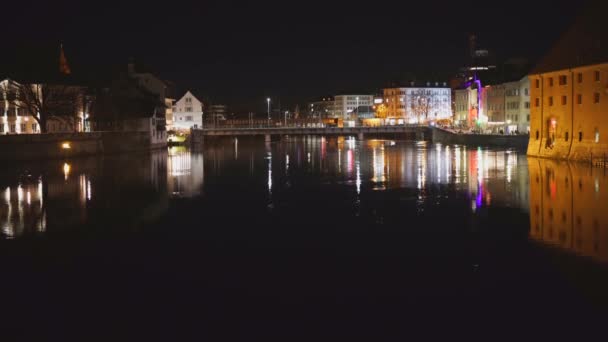 Una Vista Nocturna Sorprendente Arquitectura Iluminada Reflejada Agua Tranquila Solothurn — Vídeo de stock
