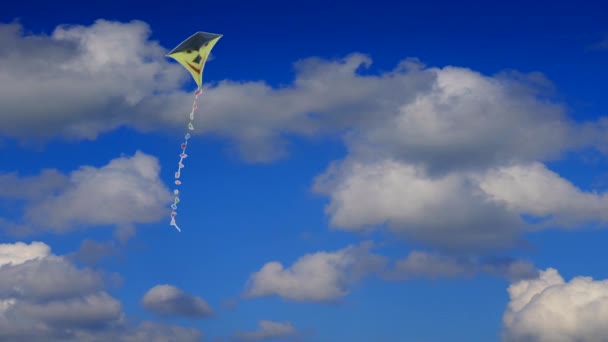 Laag Hoekzicht Van Vlieger Vliegen Blauwe Lucht Met Wolken — Stockvideo