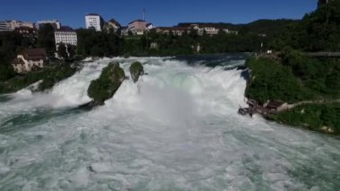 Ünlü Rhine Falls şelalesinin muhteşem manzarası