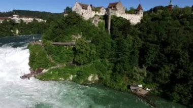 Ünlü Rhine Falls şelalesinin muhteşem manzarası