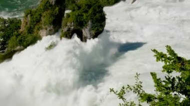 Ünlü Rhine Falls şelalesinin muhteşem manzarası