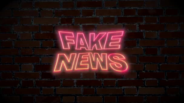 Rosa Fake News Leuchtreklame Auf Backsteinmauer Hintergrund — Stockvideo