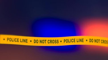 Sarı polis hattı bulanık arkaplanda geçmez.