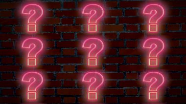 Soru işaretleri tuğla duvar arka planında aydınlatılmış neon işaretleri