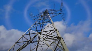 Mavi gökyüzüne karşı elektromanyetik dalgalarla telekomünikasyon kulesinin düşük açılı görüntüsü