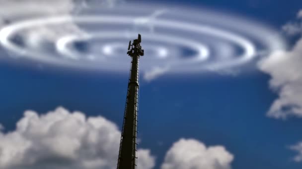 Visão Baixo Ângulo Torre Telecomunicações Com Ondas Eletromagnéticas Contra Céu — Vídeo de Stock