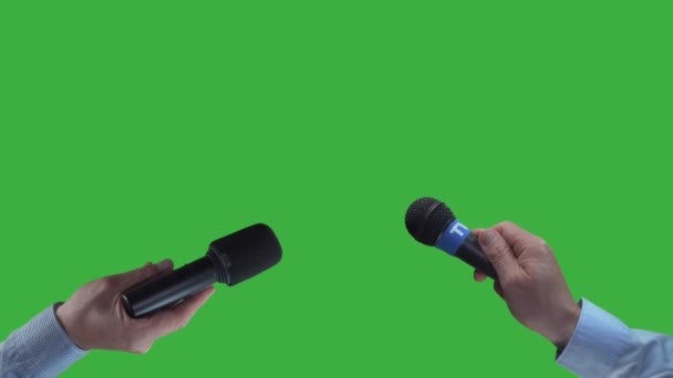 Bijgesneden Schot Van Mensen Met Microfoons Handen Groene Achtergrond — Stockvideo