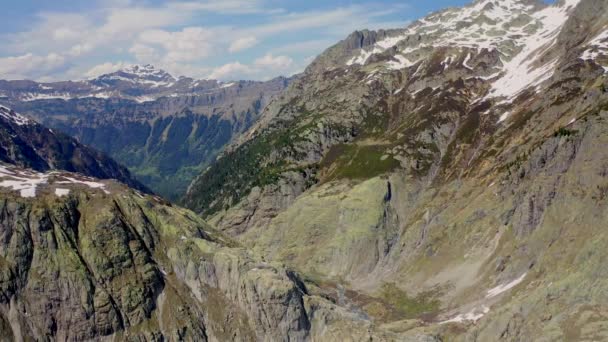 瑞士Trift冰川 Triftgletscher 迷人的山景鸟瞰 — 图库视频影像