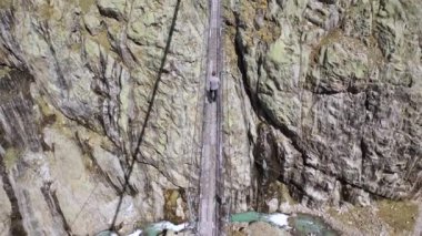 İsviçre 'deki Trift Buzulu' nda (Triftgletscher) inanılmaz dağ manzarası
