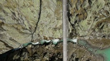 İsviçre 'deki Trift Buzulu' nda (Triftgletscher) inanılmaz dağ manzarası