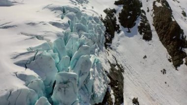 İsviçre 'deki Trift Buzulu' nda (Triftgletscher) inanılmaz dağ manzarası