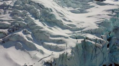 İsviçre 'deki Trift Buzulu' nda (Triftgletscher) inanılmaz dağ manzarası