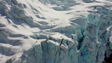 İsviçre 'deki Trift Buzulu' nda (Triftgletscher) inanılmaz dağ manzarası