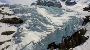 İsviçre 'deki Trift Buzulu' nda (Triftgletscher) inanılmaz dağ manzarası
