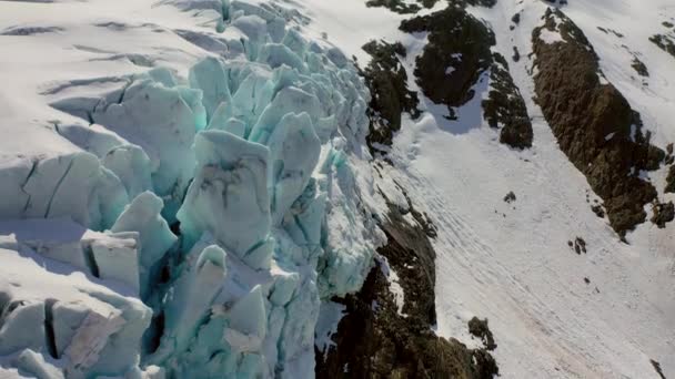 スイスのトリフト氷河 Triftgletscher の素晴らしい山の風景の空中ビュー — ストック動画