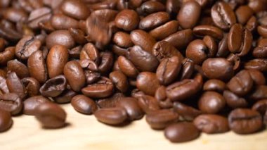 Kavrulmuş kahverengi kahve çekirdeklerinin yakın plan görüntüsü.