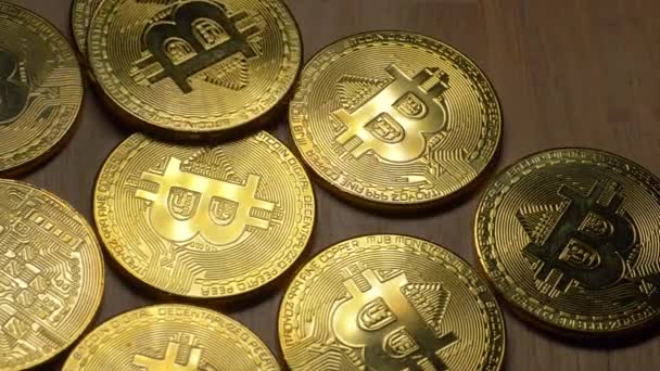Vista Close Bitcoins Caindo Sobre Mesa Madeira — Vídeo de Stock