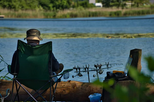 Вид Сзади Человека Удочками Сидящего Возле Озера Концепция Рыбалки — стоковое фото