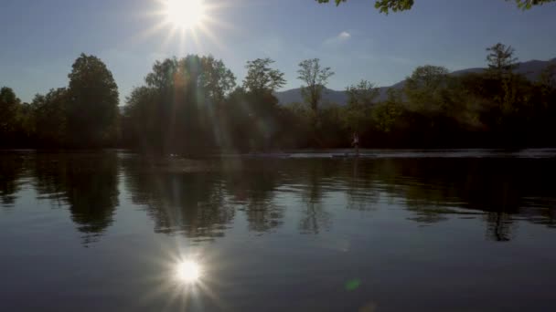 Verbazingwekkende Zonsondergang Bergen Groene Bomen Weerspiegeld Kalm Water — Stockvideo