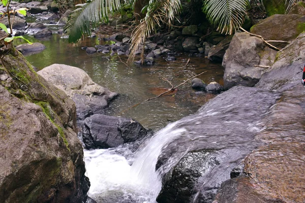 Water dat door de rots stroomt in een rivier — Stockfoto