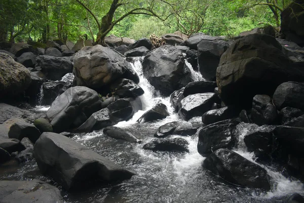 川の岩の間に落ちる水の流れ — ストック写真