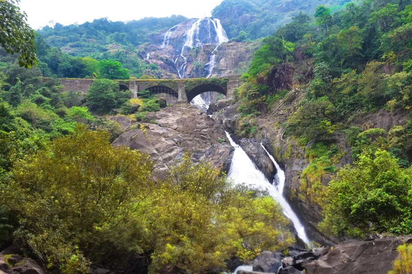 Landskap utsikt över den berömda dudhsagar vattenfall i Goa — Stockfoto