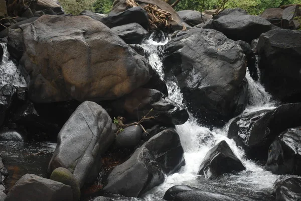 Rivier stroomt tussen de rotsen in Goa — Stockfoto