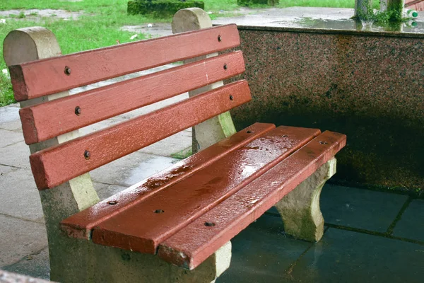 Een foto van een oranje bankje in een station — Stockfoto