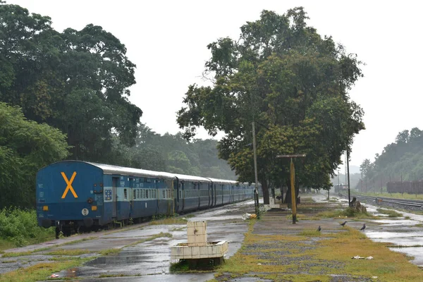 Un train attend son passager à Goa, en Inde Photos De Stock Libres De Droits