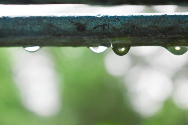 Bokeh efektli bir su damlasının yakın plan görüntüsü