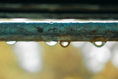 Bokeh efektli bir su damlasının yakın plan görüntüsü