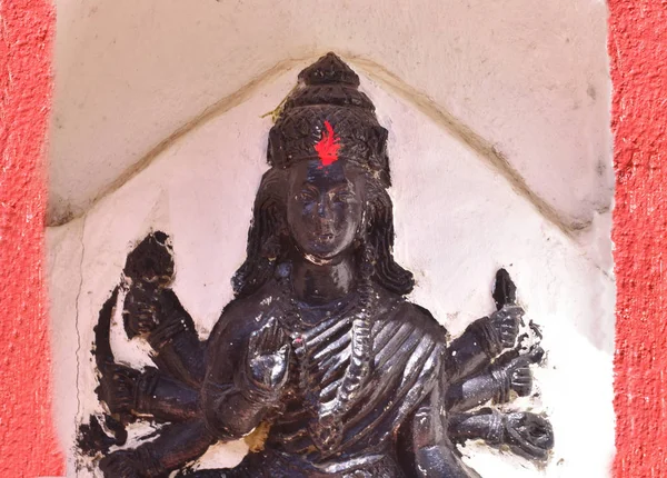 Imagen de un ídolo de la diosa hindú Durga en un templo en Goa — Foto de Stock