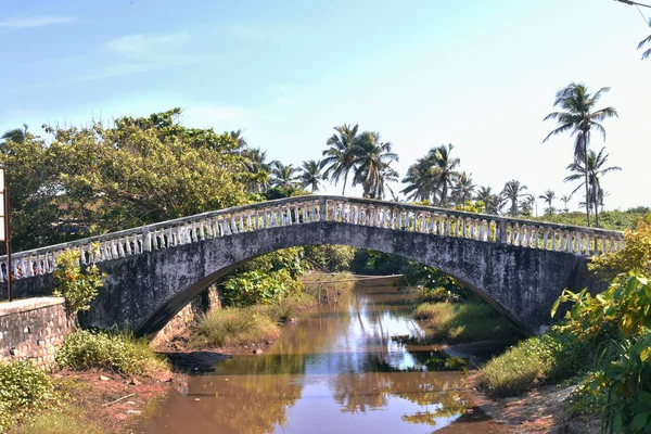 Goa Hindistan 'da bir kanal üzerinde küçük bir köprü.