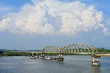 Güzel bulutlar bir nehir üzerinde birbirine bağlı bir köprü