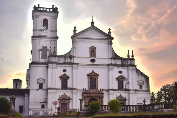 Goa Hindistan 'da güzel beyaz bir kilise.