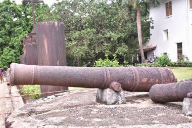 Geçmişte bir savaşta kullanılan uzun bir top.