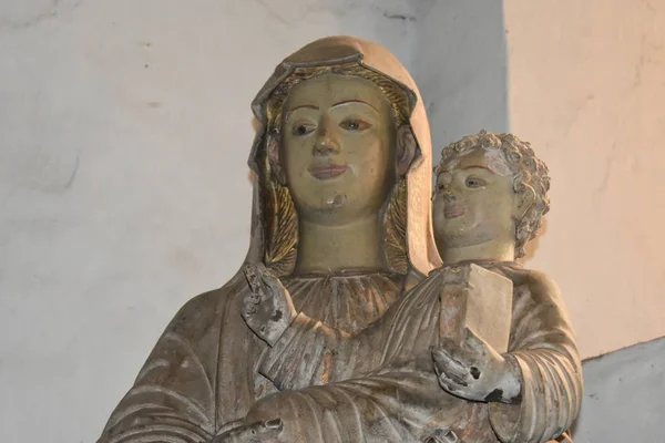 Statue of Child Jesus in lap of his mother — Stock Photo, Image