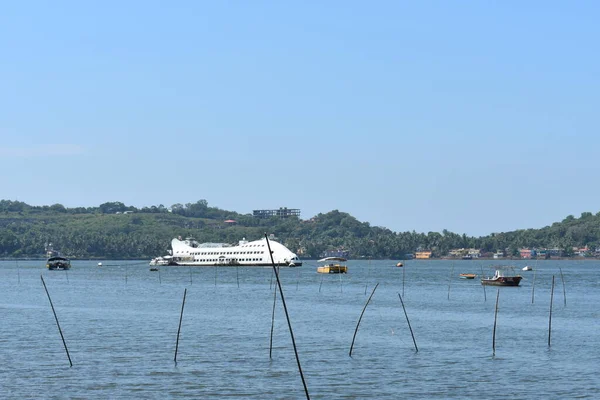 Navire hébergé dans une mer à Goa — Photo