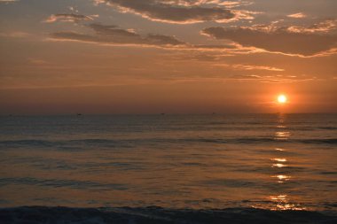 Sahilde güzel bir akşam. Gün batımını okyanusa gömeceğiz.