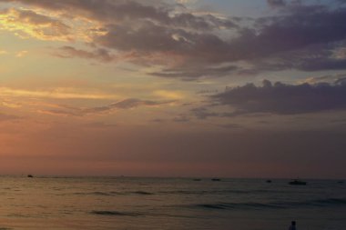 Goa plajında sarımsı bir akşam