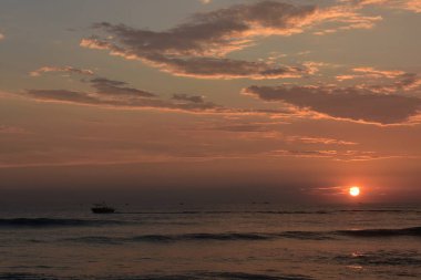Güzel bir gökyüzü ve teknesi olan bir okyanusta batıyor.