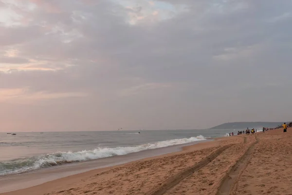Песчаная Тропа Автомобиля Пляже Волнами — стоковое фото