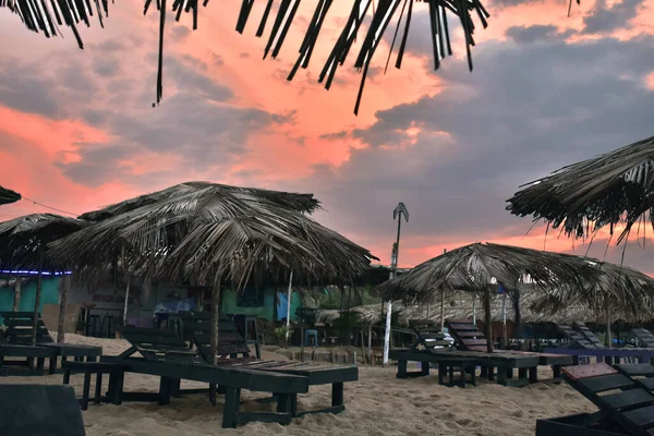 Goa plajında renkli gökyüzü olan çevre dostu oturma alanı