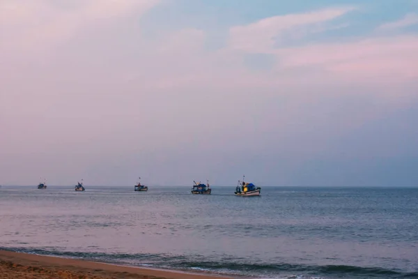 Fila Barcos Pesca Que Retornam Para Casa Uma Linha Oceano — Fotografia de Stock