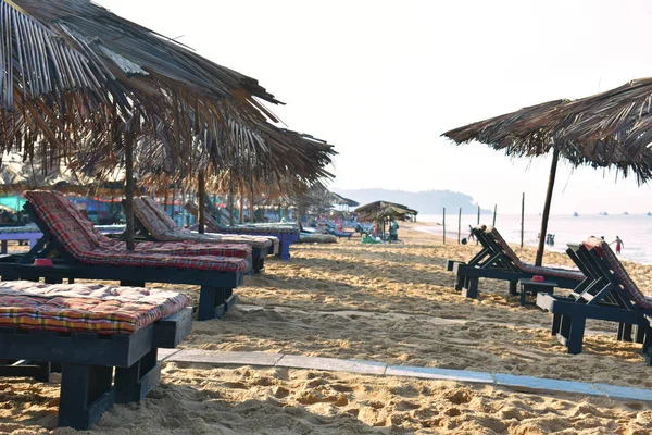 Área Sentada Praia Goa Com Guarda Chuva Folha — Fotografia de Stock